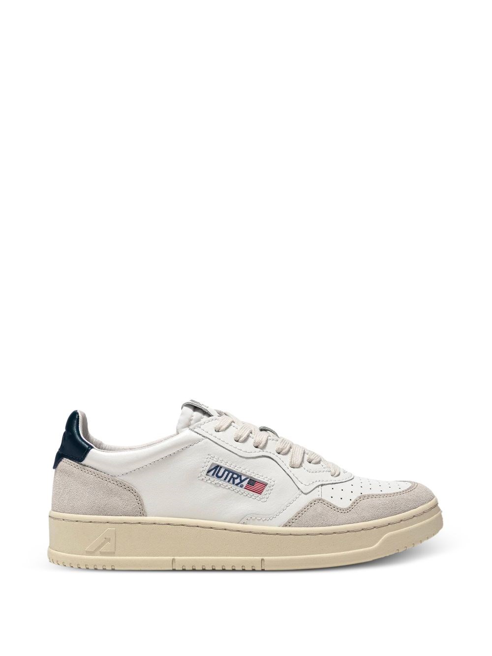 Autry Medalist Low in Weiß und Navy: der saubere weiße Sneaker ohne Logolärm (2)
